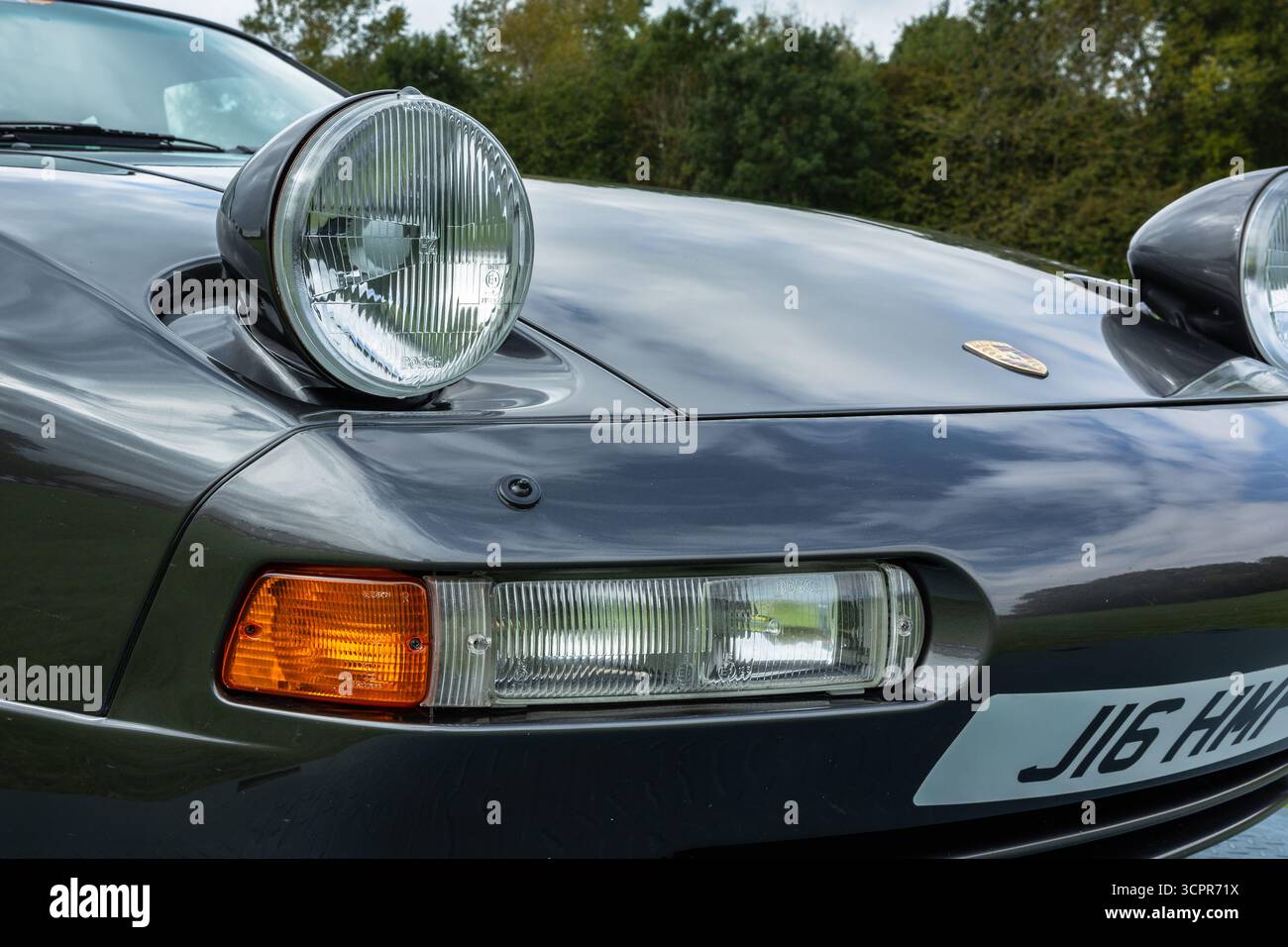 Porsche 928 GTS 1994, exposée lors de l’événement Niners concept qui s’est tenu à Boxengasse le 20 septembre 2025. Banque D'Images