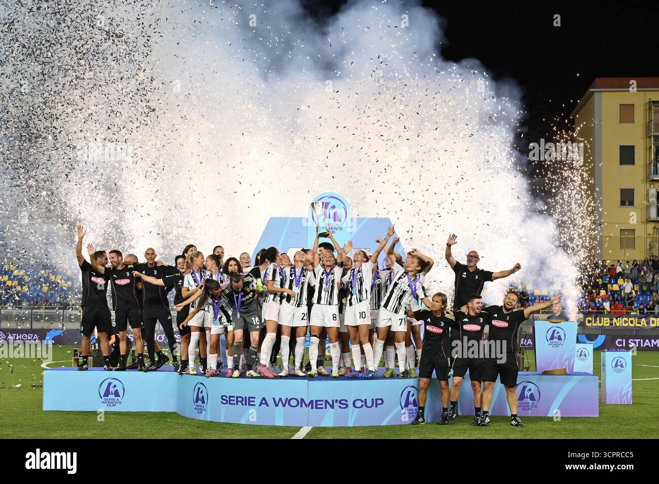 Les joueuses de la Juventus FC célèbrent la victoire lors de la finale de la Coupe féminine de Serie A entre la Juventus FC et l'A.S. Roma au stade Romeo menti le 27 septembre 2025 à Castellammare di Stabia, en Italie Banque D'Images