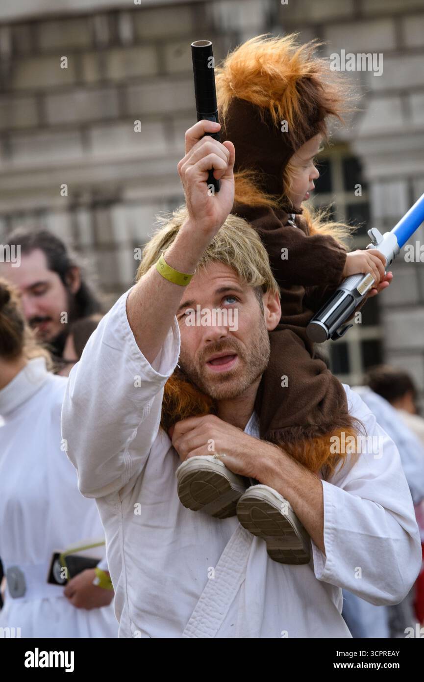 Londres, Royaume-Uni. 27 septembre 2025. Les fans d'écran ont établi un record officiel du monde Guinness avec 874 personnes habillées comme des personnages de cinéma ou de télévision se réunissant à l'Old Royal Naval College, qui fait partie du site maritime Greenwich classé au patrimoine mondial de l'UNESCO. Organisé conjointement avec Elstree Studios, dans le cadre d'une célébration conjointe des 100 ans du film, les participants se sont habillés comme des personnages apparaissant dans des productions filmées à l'Old Royal Naval College ou aux studios Elstree. Crédit : Ron Fassbender/Alamy Live News Banque D'Images