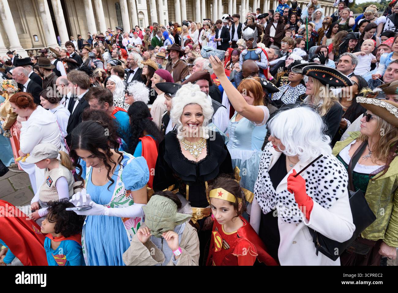 Londres, Royaume-Uni. 27 septembre 2025. Les fans d'écran ont établi un record officiel du monde Guinness avec 874 personnes habillées comme des personnages de cinéma ou de télévision se réunissant à l'Old Royal Naval College, qui fait partie du site maritime Greenwich classé au patrimoine mondial de l'UNESCO. Organisé conjointement avec Elstree Studios, dans le cadre d'une célébration conjointe des 100 ans du film, les participants se sont habillés comme des personnages apparaissant dans des productions filmées à l'Old Royal Naval College ou aux studios Elstree. Crédit : Ron Fassbender/Alamy Live News Banque D'Images