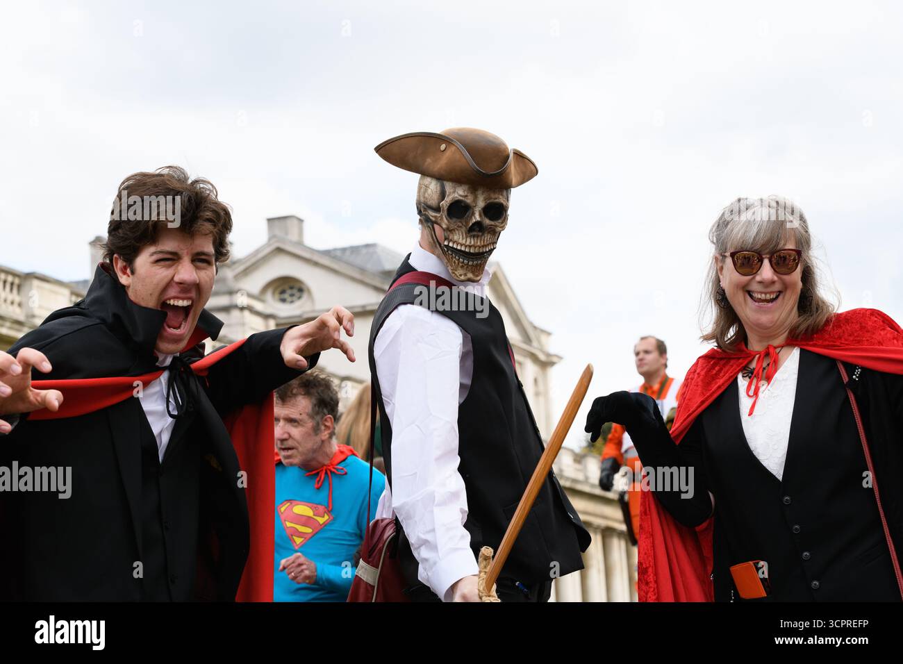 Londres, Royaume-Uni. 27 septembre 2025. Les fans d'écran ont établi un record officiel du monde Guinness avec 874 personnes habillées comme des personnages de cinéma ou de télévision se réunissant à l'Old Royal Naval College, qui fait partie du site maritime Greenwich classé au patrimoine mondial de l'UNESCO. Organisé conjointement avec Elstree Studios, dans le cadre d'une célébration conjointe des 100 ans du film, les participants se sont habillés comme des personnages apparaissant dans des productions filmées à l'Old Royal Naval College ou aux studios Elstree. Crédit : Ron Fassbender/Alamy Live News Banque D'Images