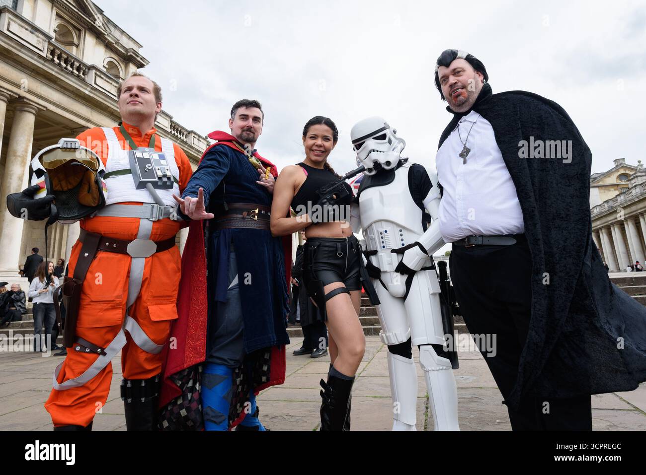 Londres, Royaume-Uni. 27 septembre 2025. Les fans d'écran ont établi un record officiel du monde Guinness avec 874 personnes habillées comme des personnages de cinéma ou de télévision se réunissant à l'Old Royal Naval College, qui fait partie du site maritime Greenwich classé au patrimoine mondial de l'UNESCO. Organisé conjointement avec Elstree Studios, dans le cadre d'une célébration conjointe des 100 ans du film, les participants se sont habillés comme des personnages apparaissant dans des productions filmées à l'Old Royal Naval College ou aux studios Elstree. Crédit : Ron Fassbender/Alamy Live News Banque D'Images