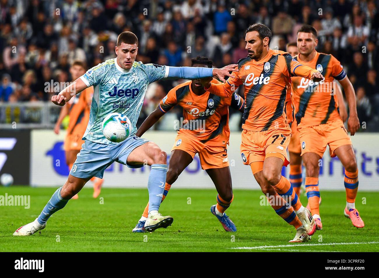Turin, Italie. 27 septembre 2025. TURIN, ITALIE - SEPTEMBRE 27 : Dusan Vlahovic de la Juventus FC combat pour le ballon avec Davide Zappacosta d'Atalanta BC lors du match de Serie A entre la Juventus FC et Atalanta BC au stade Allianz le 27 septembre 2025 à Turin, Italie. (Photo Alberto Gandolfo/Agence BSR) crédit : Agence BSR/Alamy Live News Banque D'Images