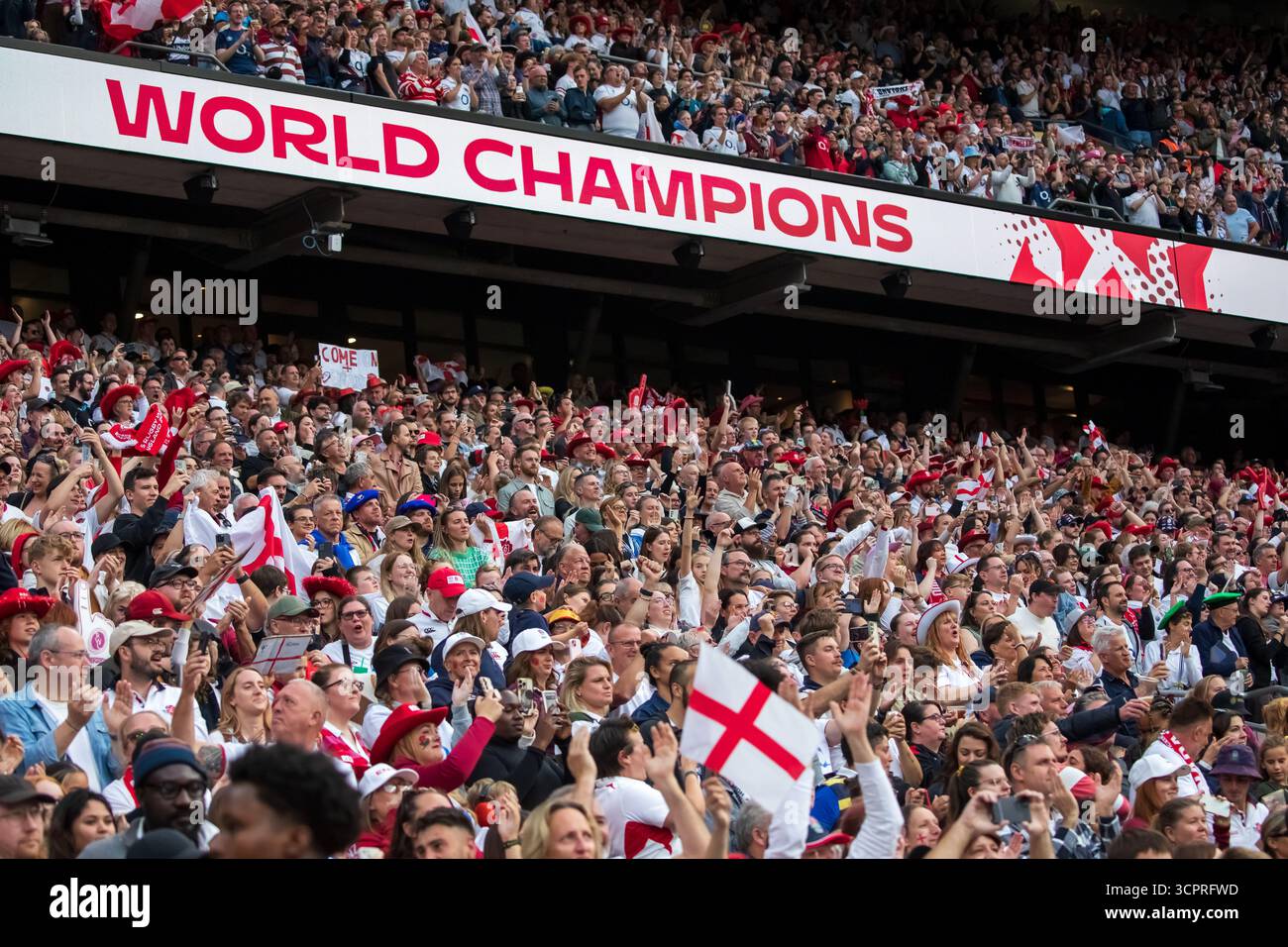 Londres, Royaume-Uni, le 27 septembre 2025 les fans et les joueurs anglais célèbrent la fin de la finale de la Coupe du monde de rugby féminin, Allianz Stadium, Twickenham, Londres, Royaume-Uni. Alex Williams / Alamy Live News Banque D'Images