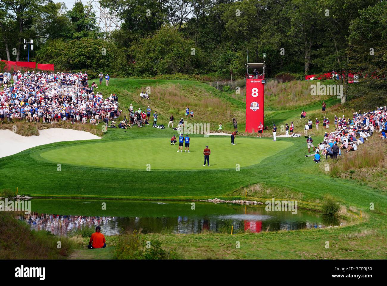 Tommy Fleetwood, de Team Europe, lance le 8 au cours des matchs de fourball de l'après-midi le deuxième jour de la Ryder Cup au Bethpage Black course, Farmingdale, New York. Date de la photo : samedi 27 septembre 2025. Banque D'Images