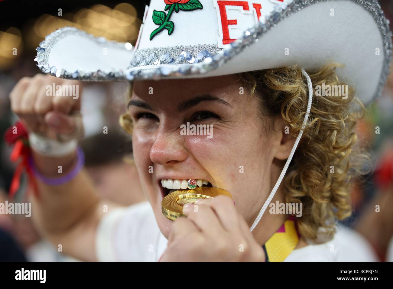 LONDRES, Royaume-Uni - 27 septembre 2025 : Ellie Kildunne, d’Angleterre, célèbre avec sa médaille de vainqueurs et sa dent de Roses rouges après la finale de la Coupe du monde de rugby féminin entre le Canada et l’Angleterre au Allianz Stadium (crédit : Craig Mercer/ Alamy Live News) Banque D'Images