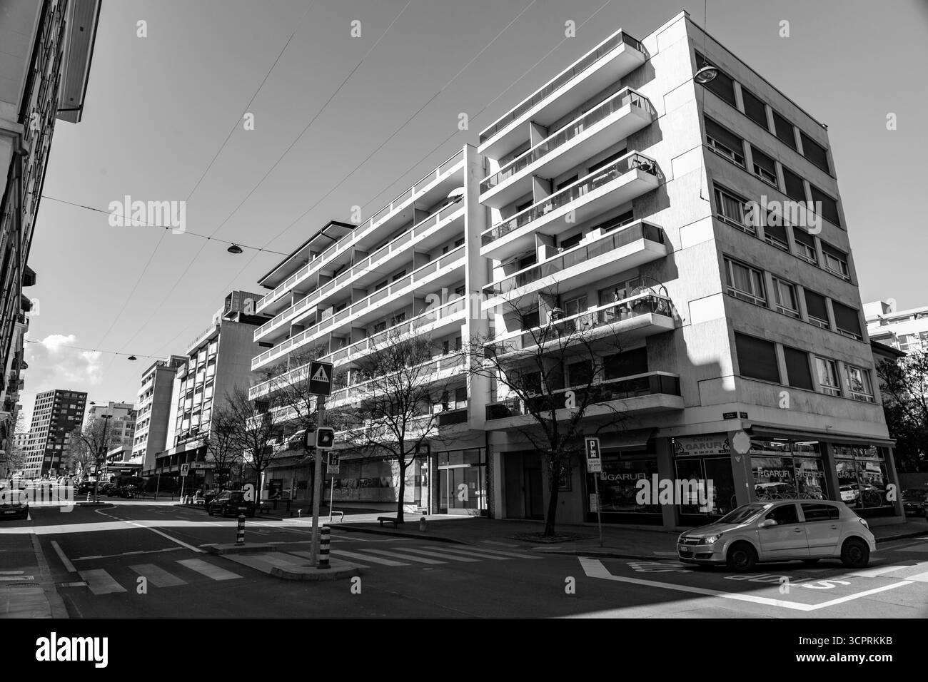 Genève, Suisse - 24 mars 2022 : Architecture moderne et vue sur la rue à Genève, Suisse. Banque D'Images