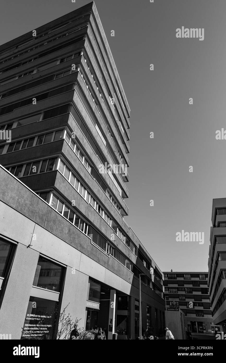 Genève, Suisse - 24 mars 2022 : Architecture moderne et vue sur la rue à Genève, Suisse. Banque D'Images