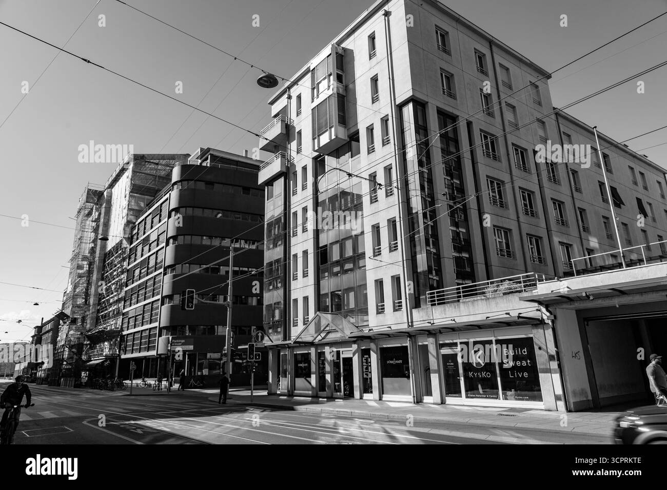 Genève, Suisse - 24 mars 2022 : Architecture moderne et vue sur la rue à Genève, Suisse. Banque D'Images