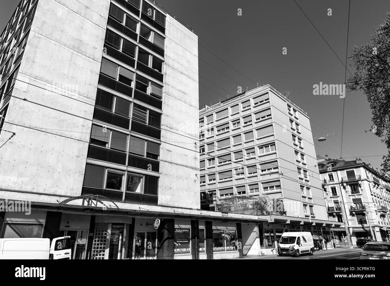 Genève, Suisse - 24 mars 2022 : Architecture moderne et vue sur la rue à Genève, Suisse. Banque D'Images