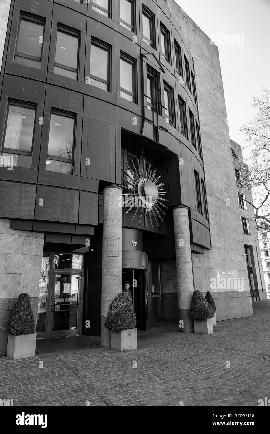 Genève, Suisse - 24 mars 2022 : Architecture moderne et vue sur la rue à Genève, Suisse. Banque D'Images