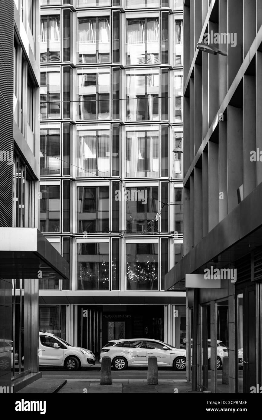 Genève, Suisse - 24 mars 2022 : Architecture moderne et vue sur la rue à Genève, Suisse. Banque D'Images