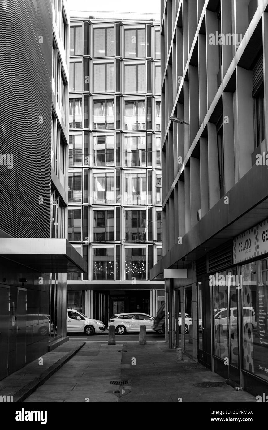 Genève, Suisse - 24 mars 2022 : Architecture moderne et vue sur la rue à Genève, Suisse. Banque D'Images