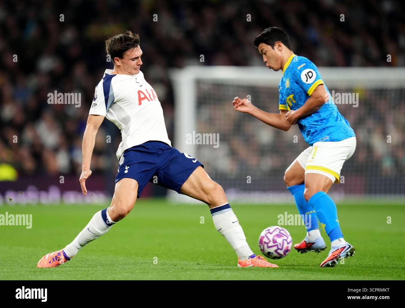 Joao Palhinha de Tottenham Hotspur (à gauche) et Hwang Hee-Chan de Wolverhampton Wanderers (à droite) se battent pour le ballon lors du match de premier League au Tottenham Hotspur Stadium, à Londres. Date de la photo : samedi 27 septembre 2025. Banque D'Images