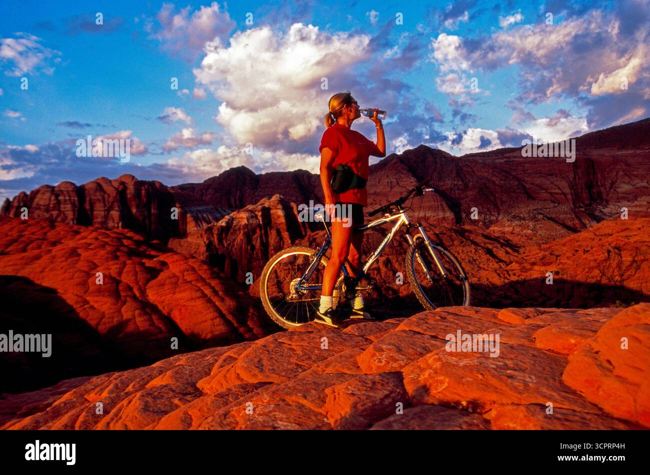 Koleen Hamblin chevauche le slickrock au Snow Canyon State Park, équipé George, Utah Banque D'Images