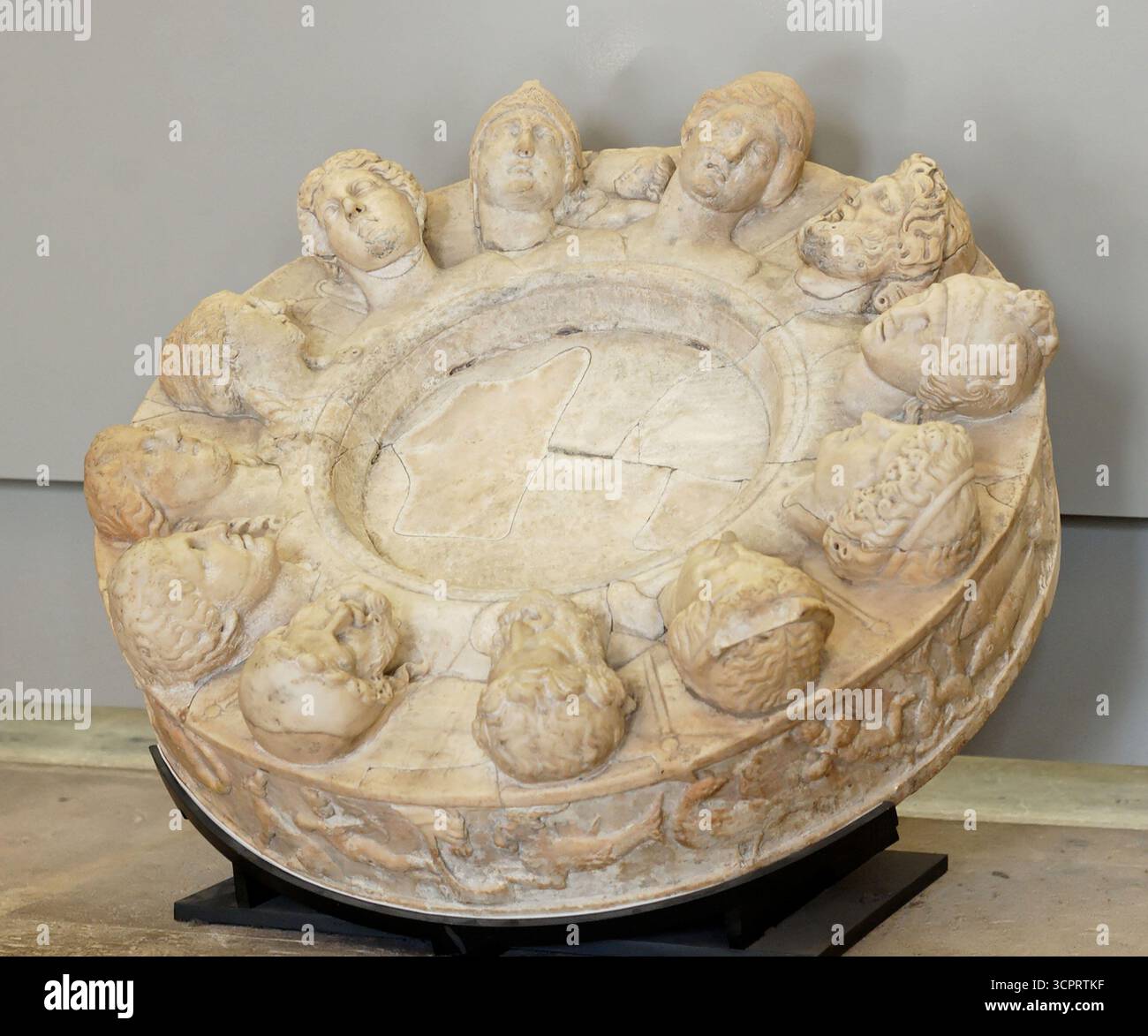 Autel douze dieux (Louvre, usage inconnu : peut-être au bord d'un puits ou d'un autel du zodiaque. L'objet représente les douze dieux du panthéon romain, chacun identifié par un attribut : Vénus et mars reliés par Cupidon, Jupiter et un éclair, Minerve portant un casque, Apollon, Junon et son sceptre, Neptune et son trident, Vulcain et son sceptre, Mercure et son caducée, Vesta, Diane et son carquérant et Cérès. Marbre, trouvé à Gabii (Italie), 1er siècle de notre ère. Banque D'Images