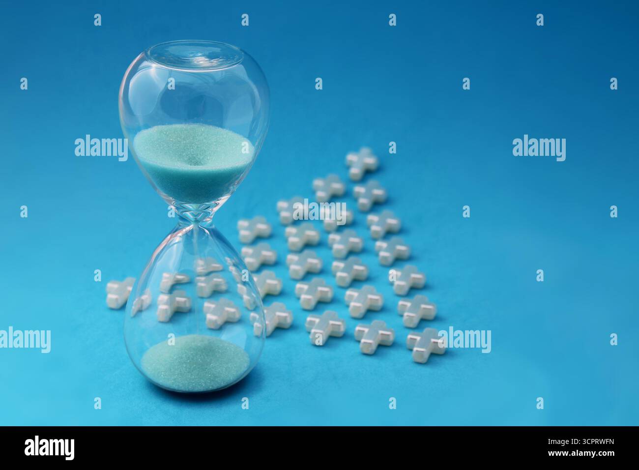 Durée de vie, les croix disposées en rangées forment une flèche Banque D'Images