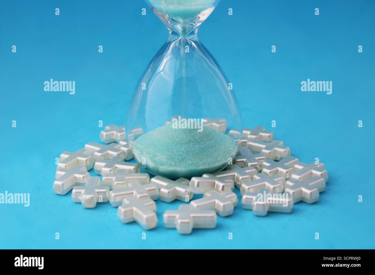 Life Time, croix autour du sablier Banque D'Images