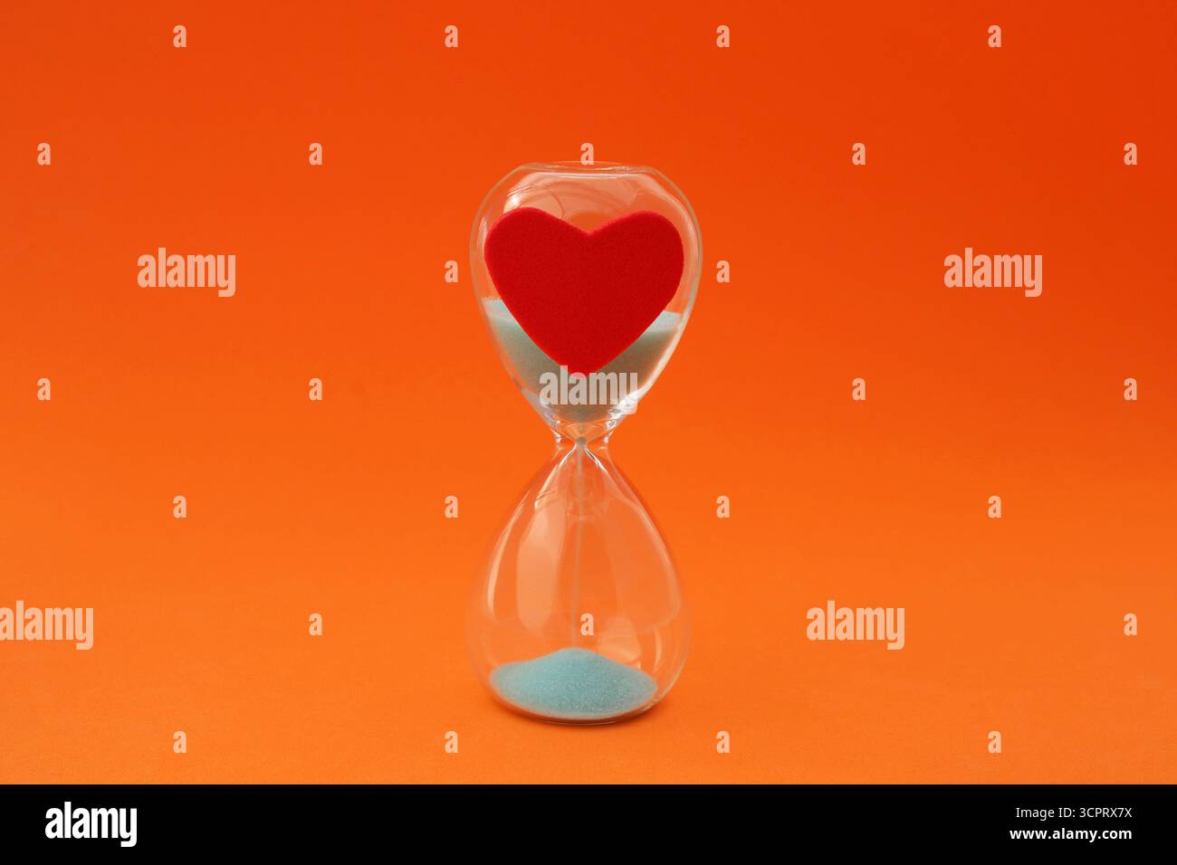 Cœur sur sablier, valeur de la vie Banque D'Images