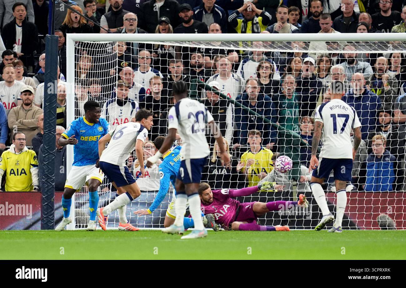 Santiago Bueno des Wolverhampton Wanderers marque le premier but de leur équipe lors du match de premier League au Tottenham Hotspur Stadium de Londres. Date de la photo : samedi 27 septembre 2025. Banque D'Images