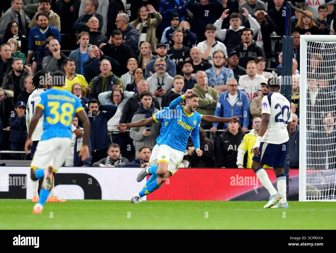 Santiago Bueno des Wolverhampton Wanderers célèbre avoir marqué le premier but de leur équipe lors du match de premier League au Tottenham Hotspur Stadium, à Londres. Date de la photo : samedi 27 septembre 2025. Banque D'Images