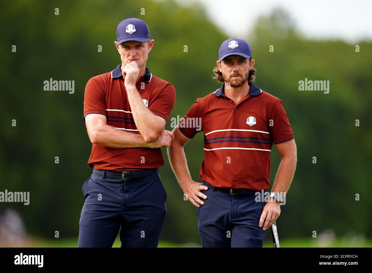 Tommy Fleetwood et Justin Rose de Team Europe lors des matchs de fourball de l’après-midi le deuxième jour de la Ryder Cup au Bethpage Black course, Farmingdale, New York. Date de la photo : samedi 27 septembre 2025. Banque D'Images