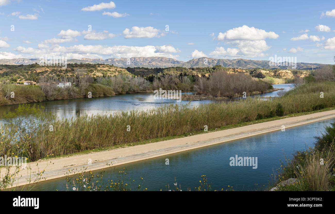 Panorámica Natural del Río Ebro y el canal con un entorno verde, cielo azul y nubes en el horizonte Banque D'Images
