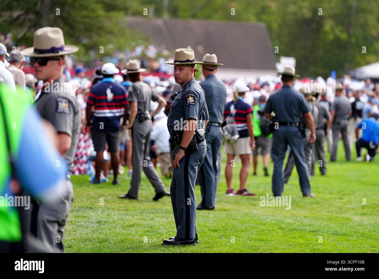 Une présence policière accrue après le match de fourball de l'après-midi avec Rory McIlroy, Shane Lowry, Justin Thomas et Cameron Young lors de la deuxième journée de la Ryder Cup au Bethpage Black course, Farmingdale, New York. Date de la photo : samedi 27 septembre 2025. Banque D'Images