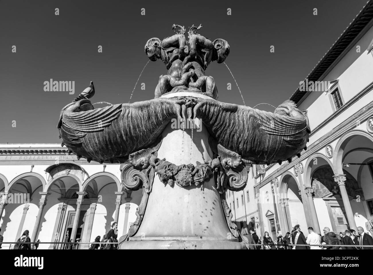 Florence, Italie - 5 avril 2022 : fontaine de bronze à l'Ospedale degli Innocenti, Hôpital des innocents, Centre de recherche Innocenti de l'UNICEF. Banque D'Images