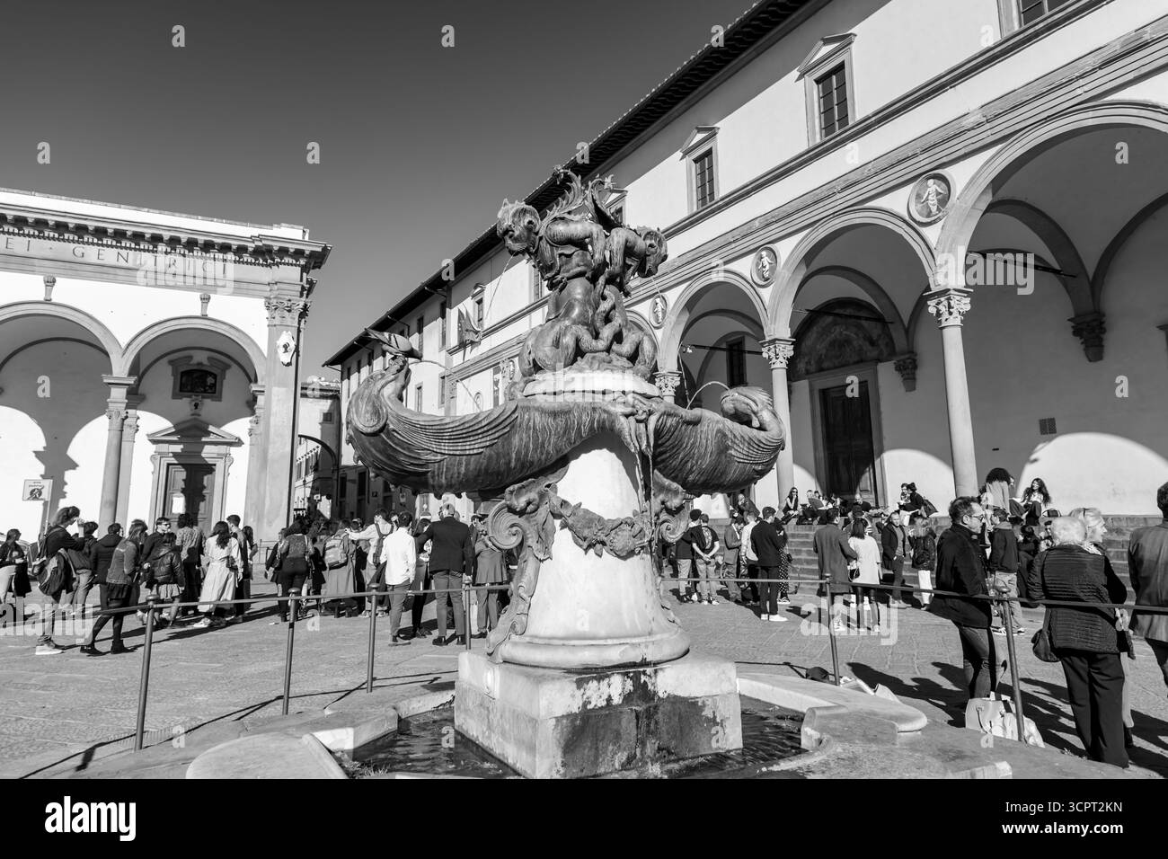 Florence, Italie - 5 avril 2022 : fontaine de bronze à l'Ospedale degli Innocenti, Hôpital des innocents, Centre de recherche Innocenti de l'UNICEF. Banque D'Images