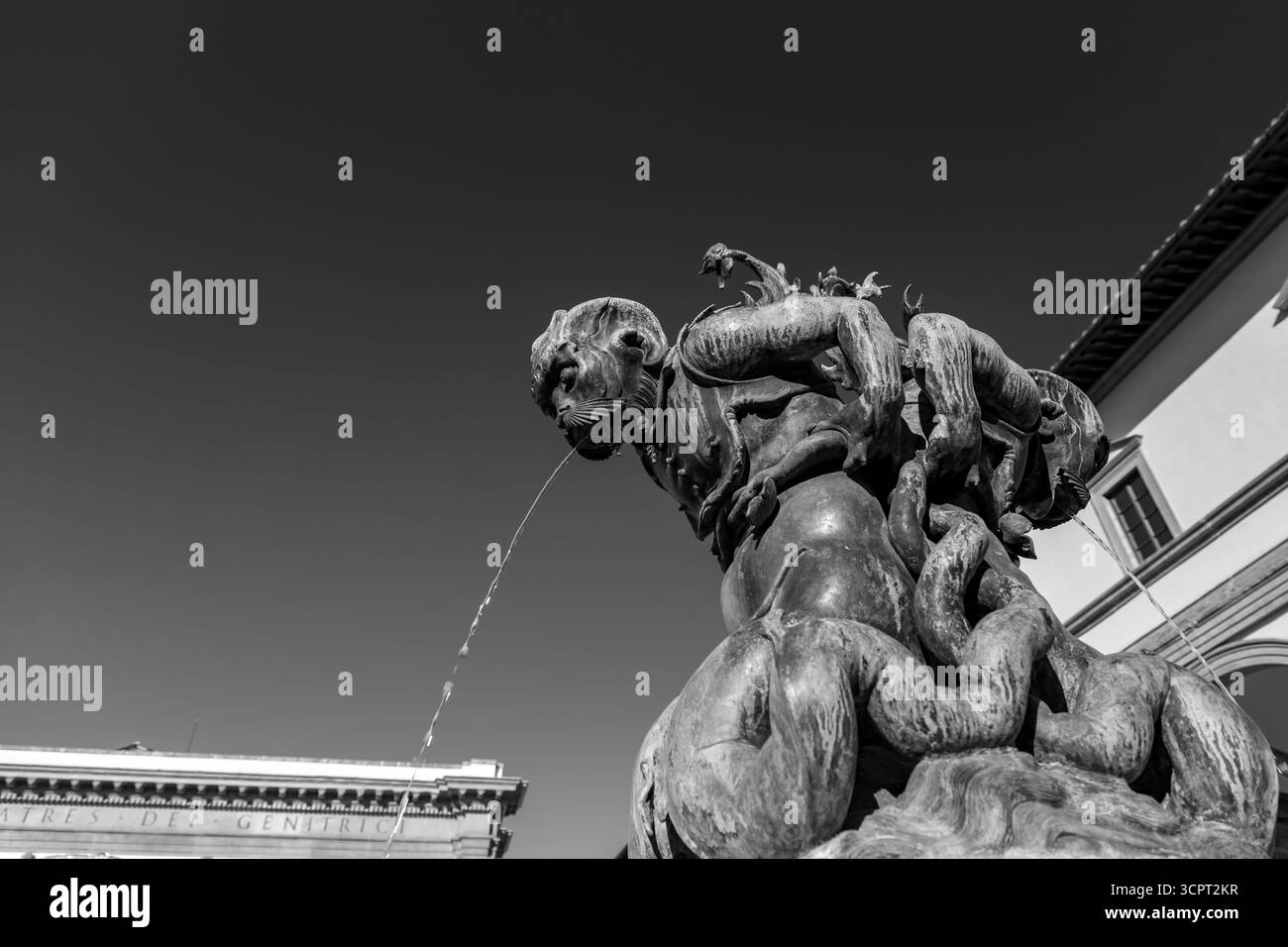 Florence, Italie - 5 avril 2022 : fontaine de bronze à l'Ospedale degli Innocenti, Hôpital des innocents, Centre de recherche Innocenti de l'UNICEF. Banque D'Images