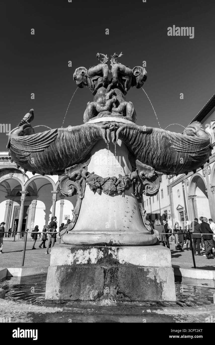 Florence, Italie - 5 avril 2022 : fontaine de bronze à l'Ospedale degli Innocenti, Hôpital des innocents, Centre de recherche Innocenti de l'UNICEF. Banque D'Images