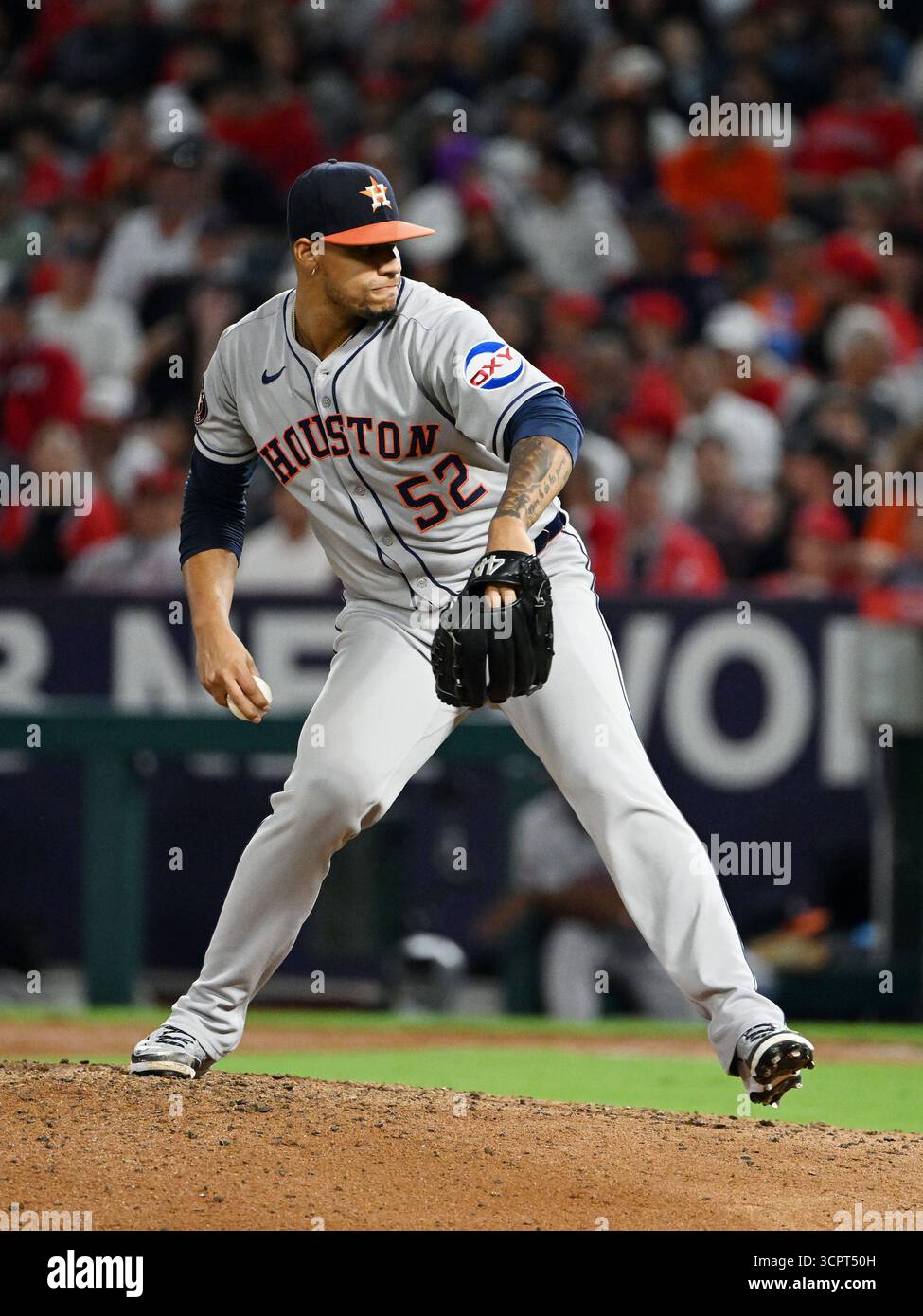 ANAHEIM, CA - SEPTEMBER 26: Houston Astros pitcher Bryan Abreu (52) pitching during an MLB baseball game against the Los Angeles Angels played on September 26, 2025 at Angel Stadium in Anaheim, CA. (Photo by John Cordes/Icon Sportswire) (Icon Sportswire via AP Images) Banque D'Images