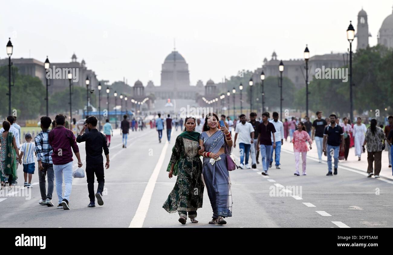 NEW DELHI, INDE - 20 SEPTEMBRE : visiteurs à India Gate pendant une chaude journée, le 20 septembre 2025 à New Delhi, Inde. Photo de Arvind Yadav/Hindustan Times temps chaud à Delhi-NCR Banque D'Images