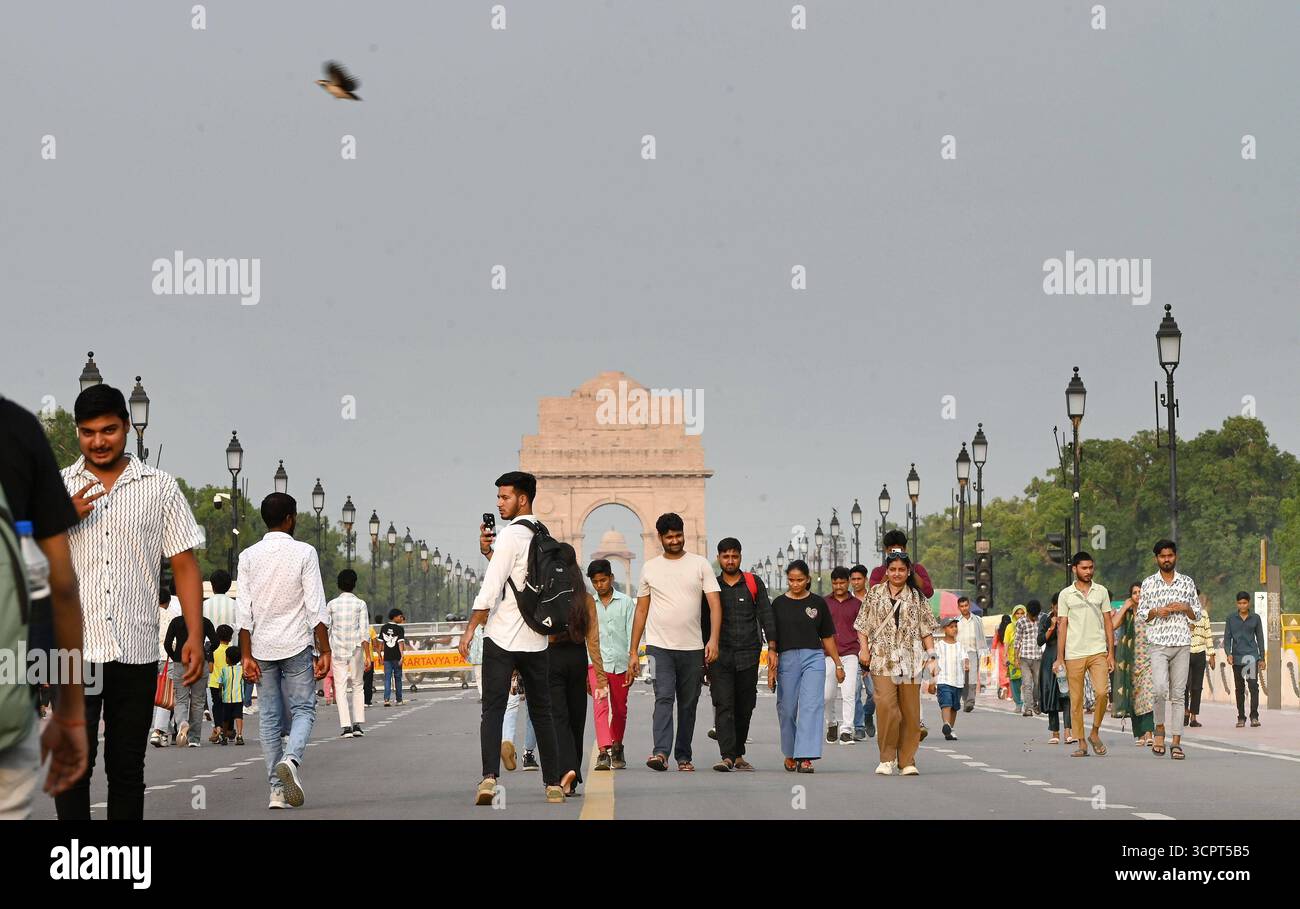 NEW DELHI, INDE - 20 SEPTEMBRE : visiteurs à India Gate pendant une chaude journée, le 20 septembre 2025 à New Delhi, Inde. Photo de Arvind Yadav/Hindustan Times temps chaud à Delhi-NCR Banque D'Images