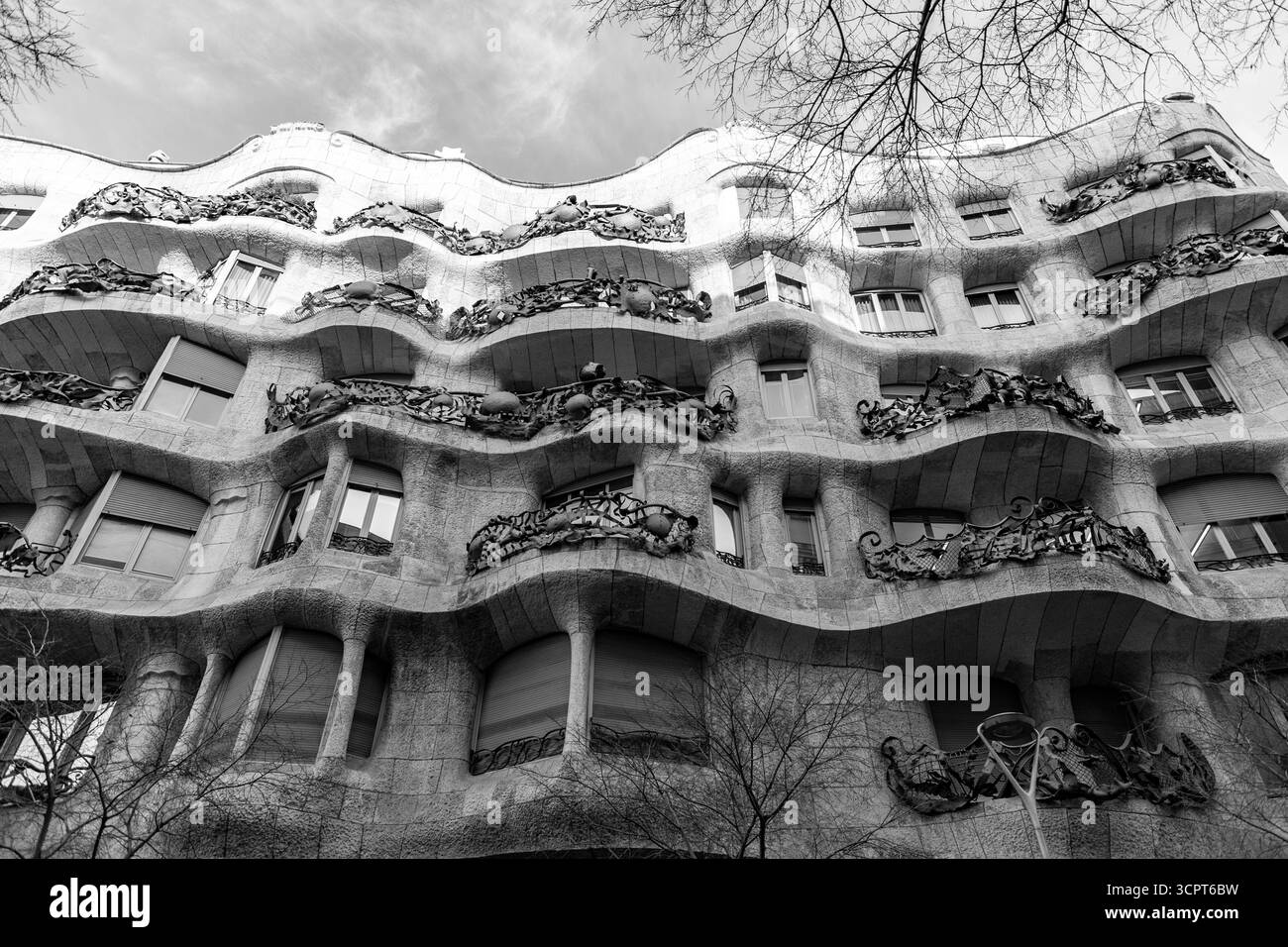 Barcelone, Espagne - 11 FÉVRIER 2022 : Casa Mila, ou la Pedrera est un bâtiment moderniste à Barcelone. La dernière résidence privée conçue par Antoni Gaudí, Banque D'Images