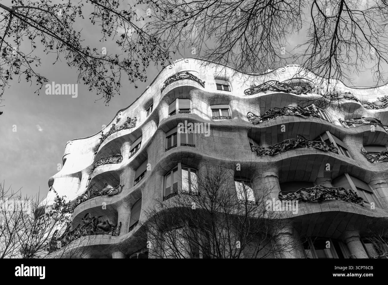 Barcelone, Espagne - 11 FÉVRIER 2022 : Casa Mila, ou la Pedrera est un bâtiment moderniste à Barcelone. La dernière résidence privée conçue par Antoni Gaudí, Banque D'Images