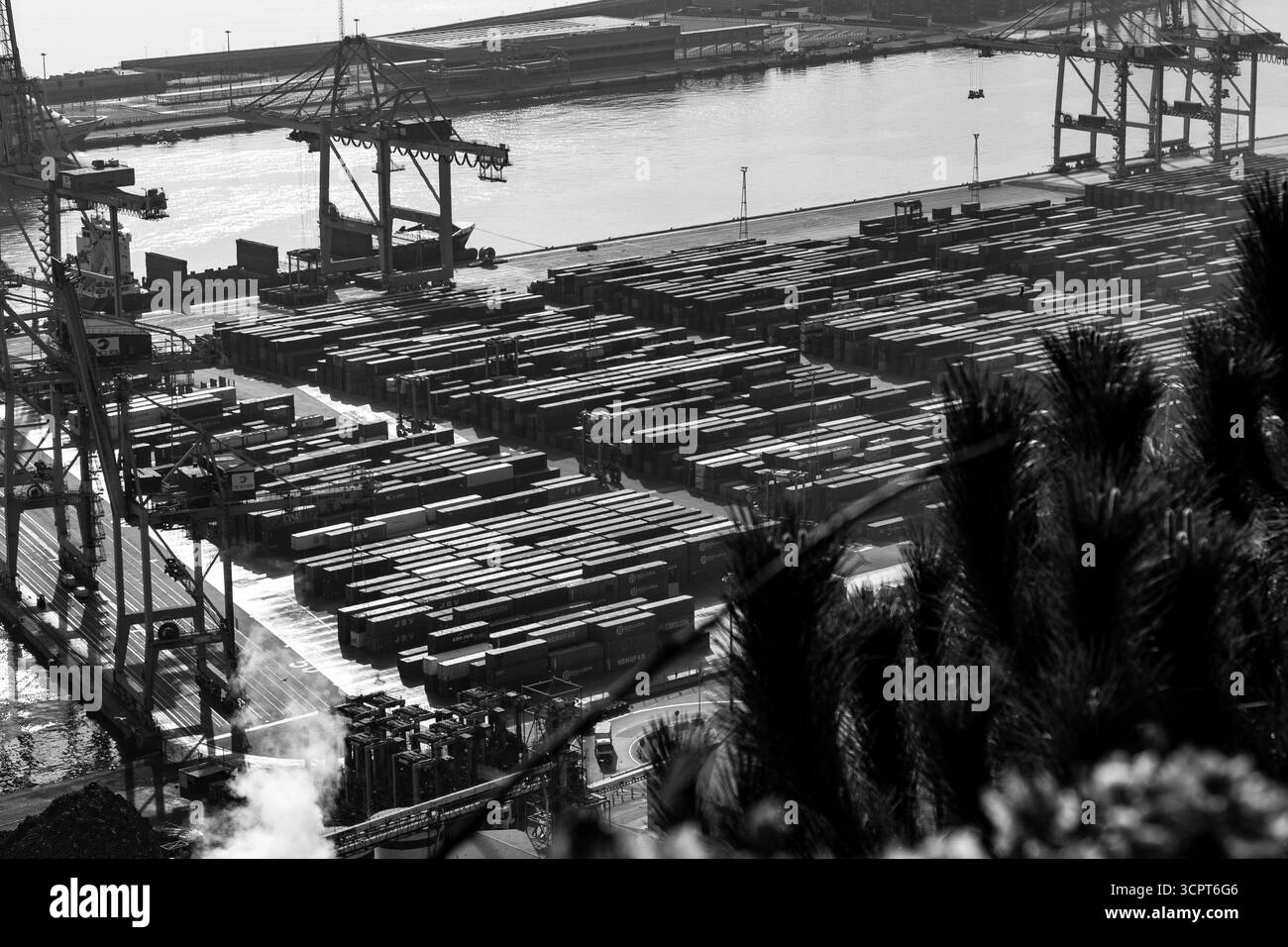 Barcelone, Espagne - 11 FÉVRIER 2022 : le port de Barcelone a une histoire de 2000 ans et une grande importance commerciale contemporaine comme l'un des principaux p Banque D'Images