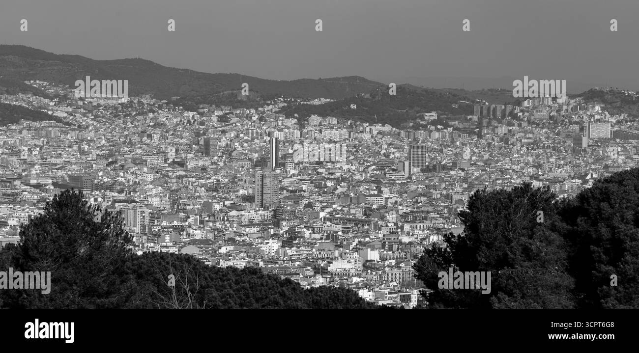Barcelone, Espagne - 11 FÉVRIER 2022 : vue aérienne de la ville catalane de Barcelone depuis la colline de Montjuic. Banque D'Images