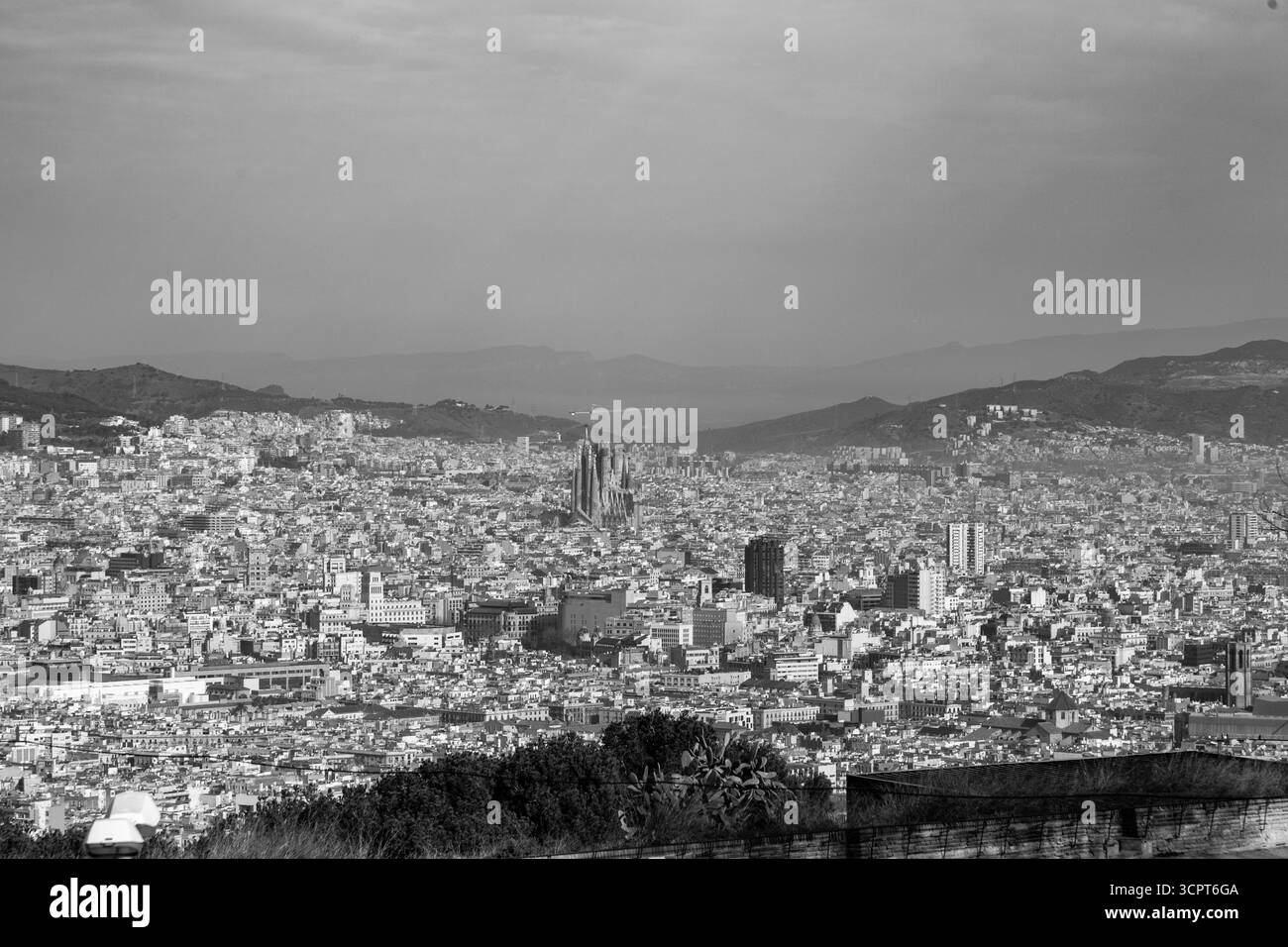 Barcelone, Espagne - 11 FÉVRIER 2022 : vue aérienne de la ville catalane de Barcelone depuis la colline de Montjuic. Banque D'Images