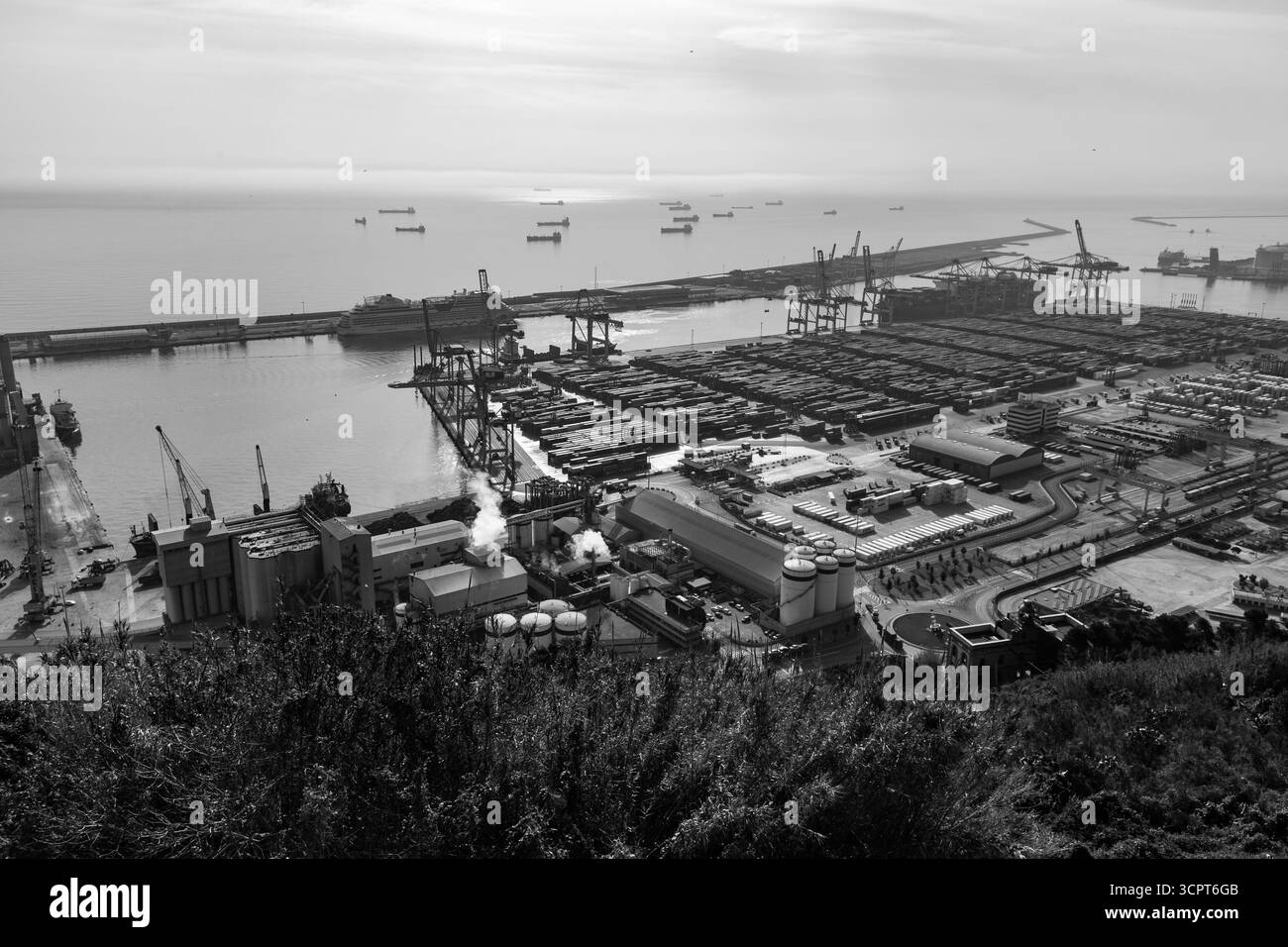 Barcelone, Espagne - 11 FÉVRIER 2022 : le port de Barcelone a une histoire de 2000 ans et une grande importance commerciale contemporaine comme l'un des principaux p Banque D'Images