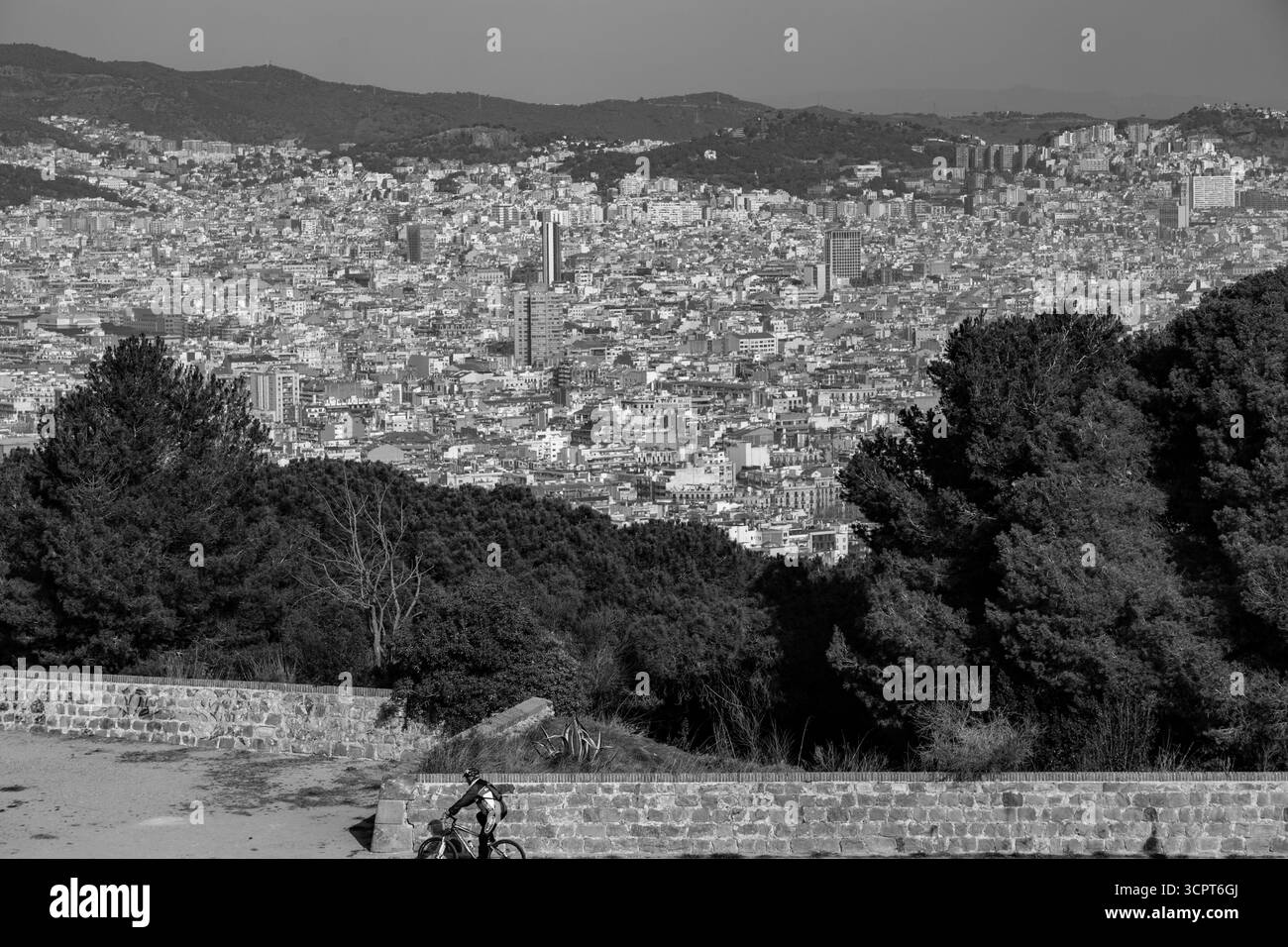 Barcelone, Espagne - 11 FÉVRIER 2022 : vue aérienne de la ville catalane de Barcelone depuis la colline de Montjuic. Banque D'Images