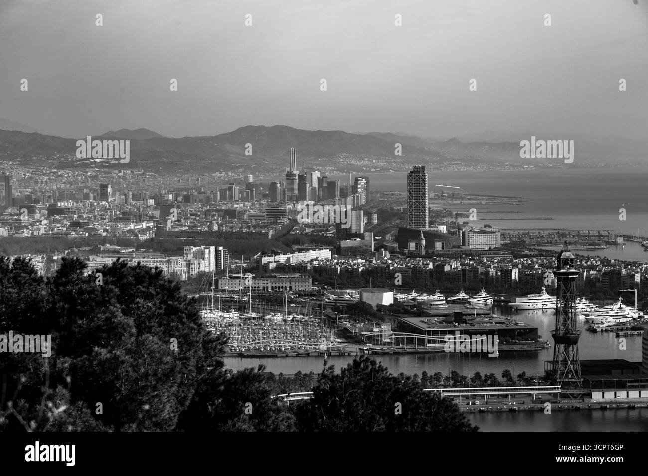 Barcelone, Espagne - 11 FÉVRIER 2022 : vue aérienne de la ville catalane de Barcelone depuis la colline de Montjuic. Banque D'Images
