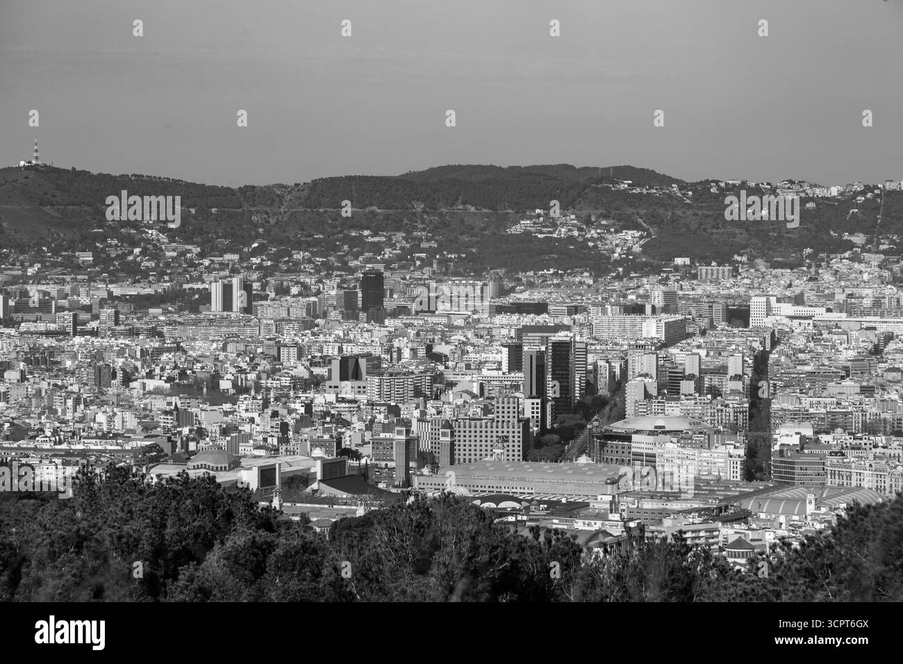 Barcelone, Espagne - 11 FÉVRIER 2022 : vue aérienne de la ville catalane de Barcelone depuis la colline de Montjuic. Banque D'Images