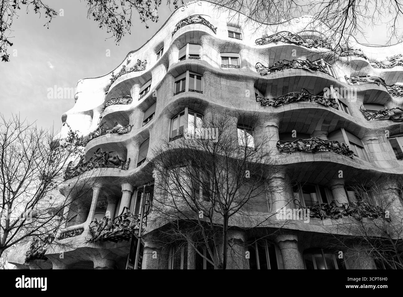 Barcelone, Espagne - 11 FÉVRIER 2022 : Casa Mila, ou la Pedrera est un bâtiment moderniste à Barcelone. La dernière résidence privée conçue par Antoni Gaudí, Banque D'Images