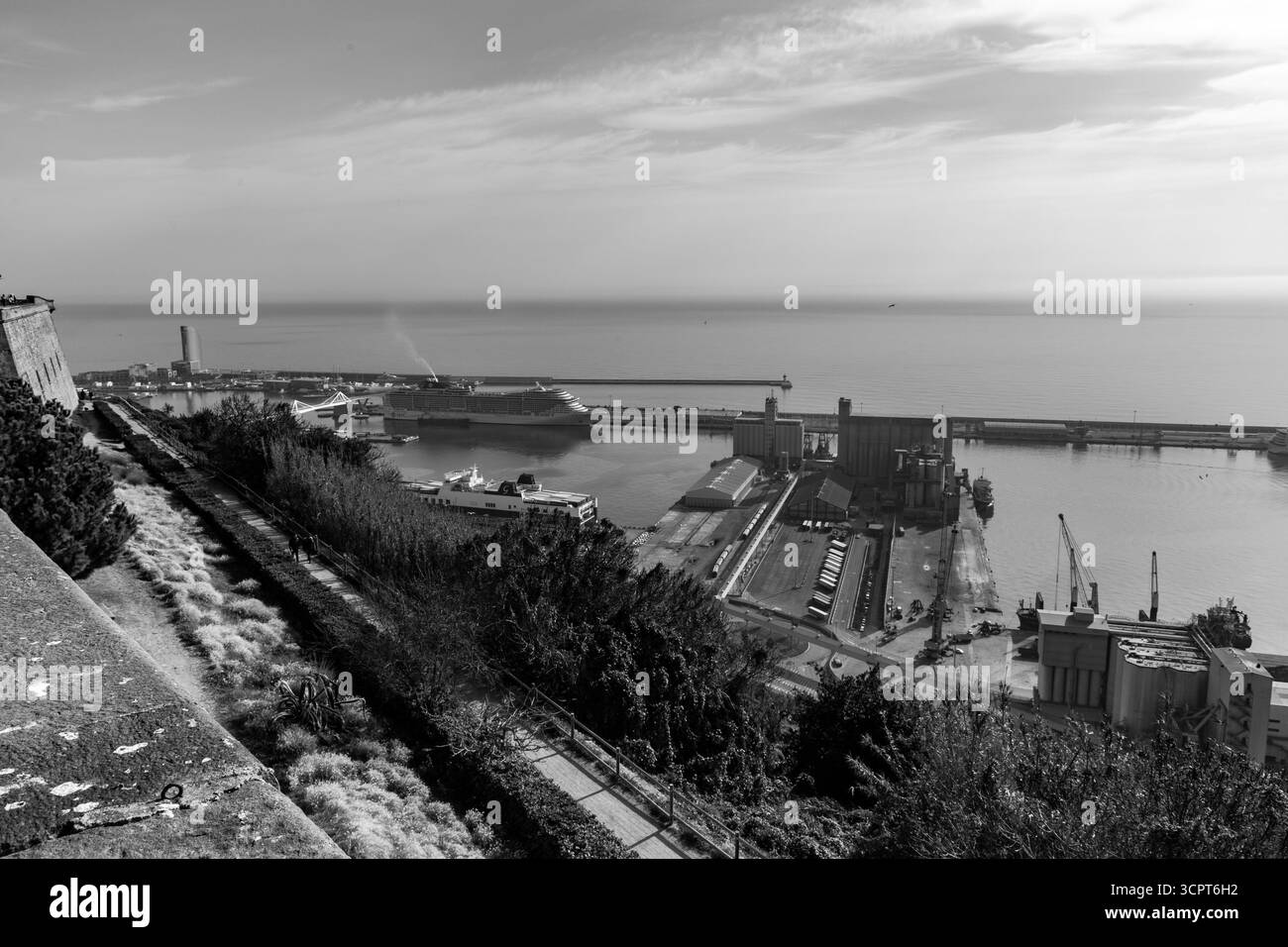 Barcelone, Espagne - 11 FÉVRIER 2022 : le port de Barcelone a une histoire de 2000 ans et une grande importance commerciale contemporaine comme l'un des principaux p Banque D'Images