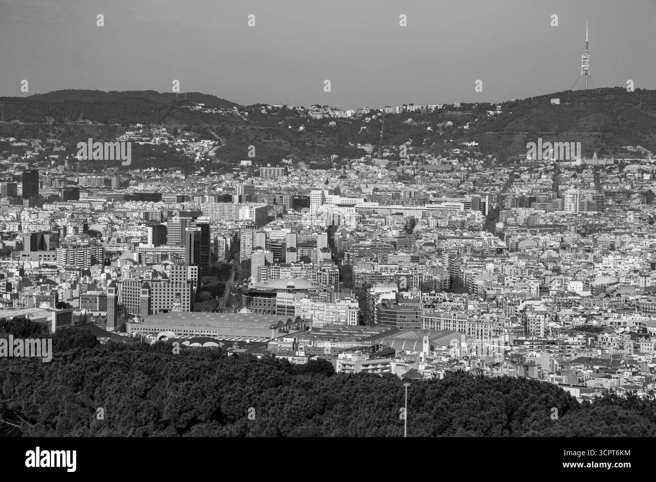 Barcelone, Espagne - 11 FÉVRIER 2022 : vue aérienne de la ville catalane de Barcelone depuis la colline de Montjuic. Banque D'Images