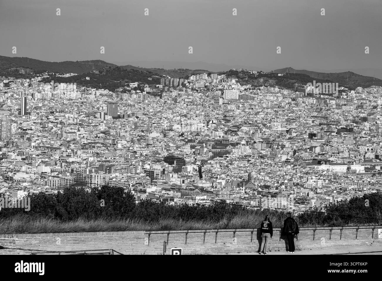 Barcelone, Espagne - 11 FÉVRIER 2022 : vue aérienne de la ville catalane de Barcelone depuis la colline de Montjuic. Banque D'Images