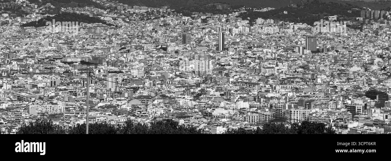 Barcelone, Espagne - 11 FÉVRIER 2022 : vue aérienne de la ville catalane de Barcelone depuis la colline de Montjuic. Banque D'Images