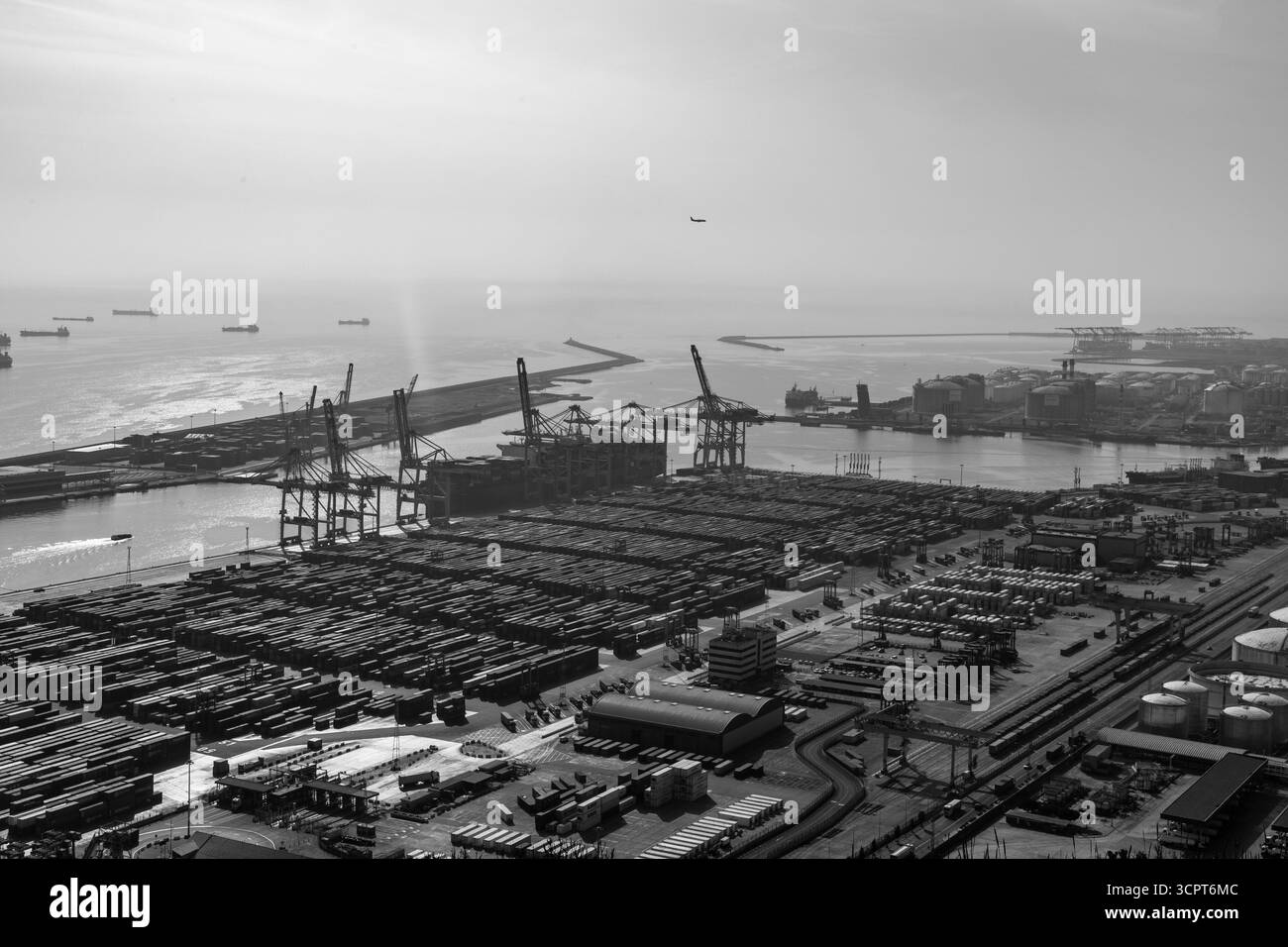 Barcelone, Espagne - 11 FÉVRIER 2022 : le port de Barcelone a une histoire de 2000 ans et une grande importance commerciale contemporaine comme l'un des principaux p Banque D'Images